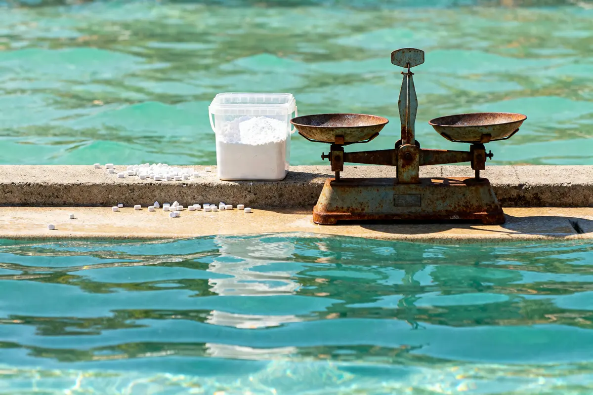 pexels-michal-pech-213601-757318 (1) Vieille balance et produit chimique pour dosage chlore choc piscine par m3 au bord