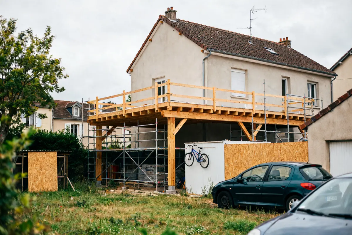 Surélévation maison et voisinage : obligations, risques et droits