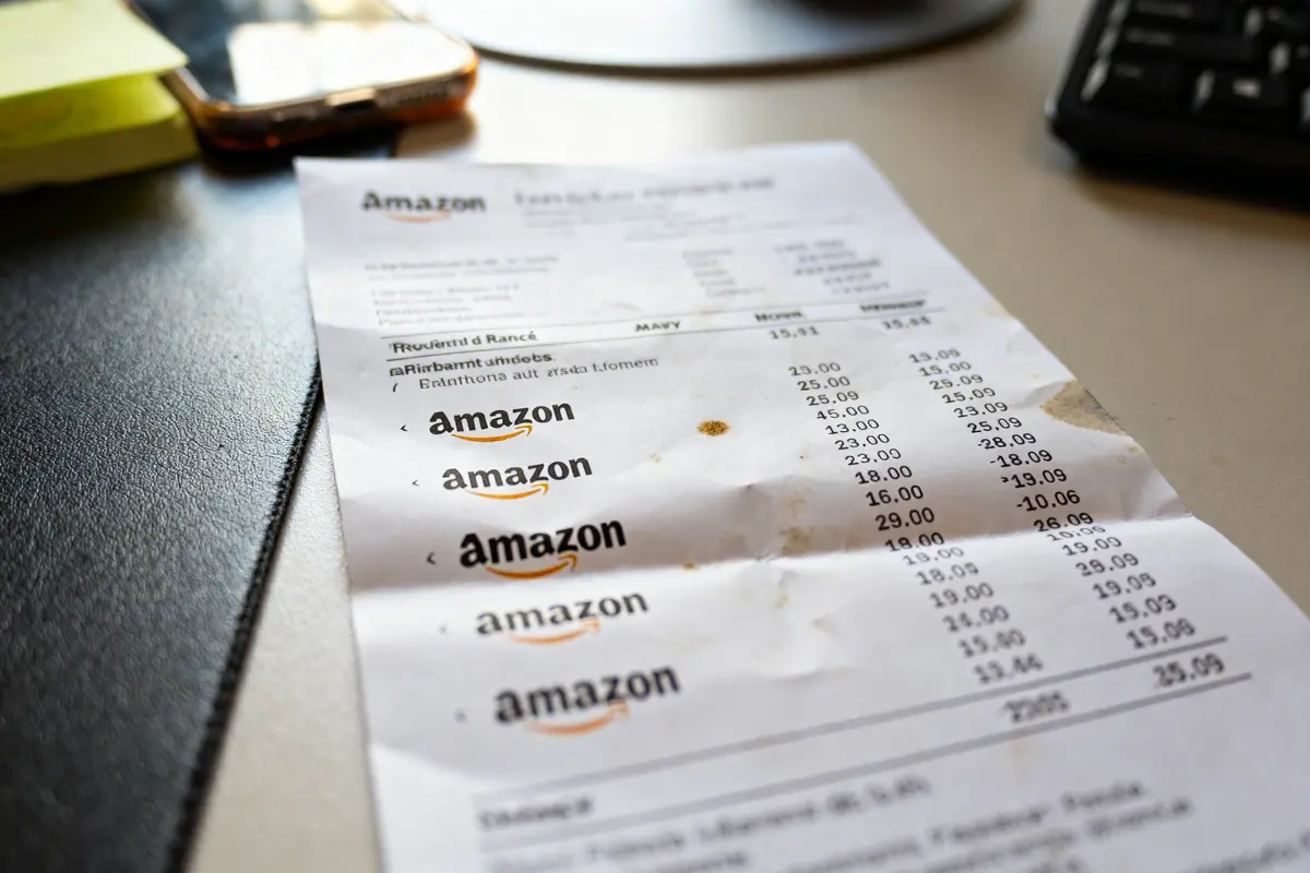 pexels-michal-pech-213601-757318 (1) Reçu Amazon froissé sur bureau utilisant amz installments pour paiements différés achat ligne
