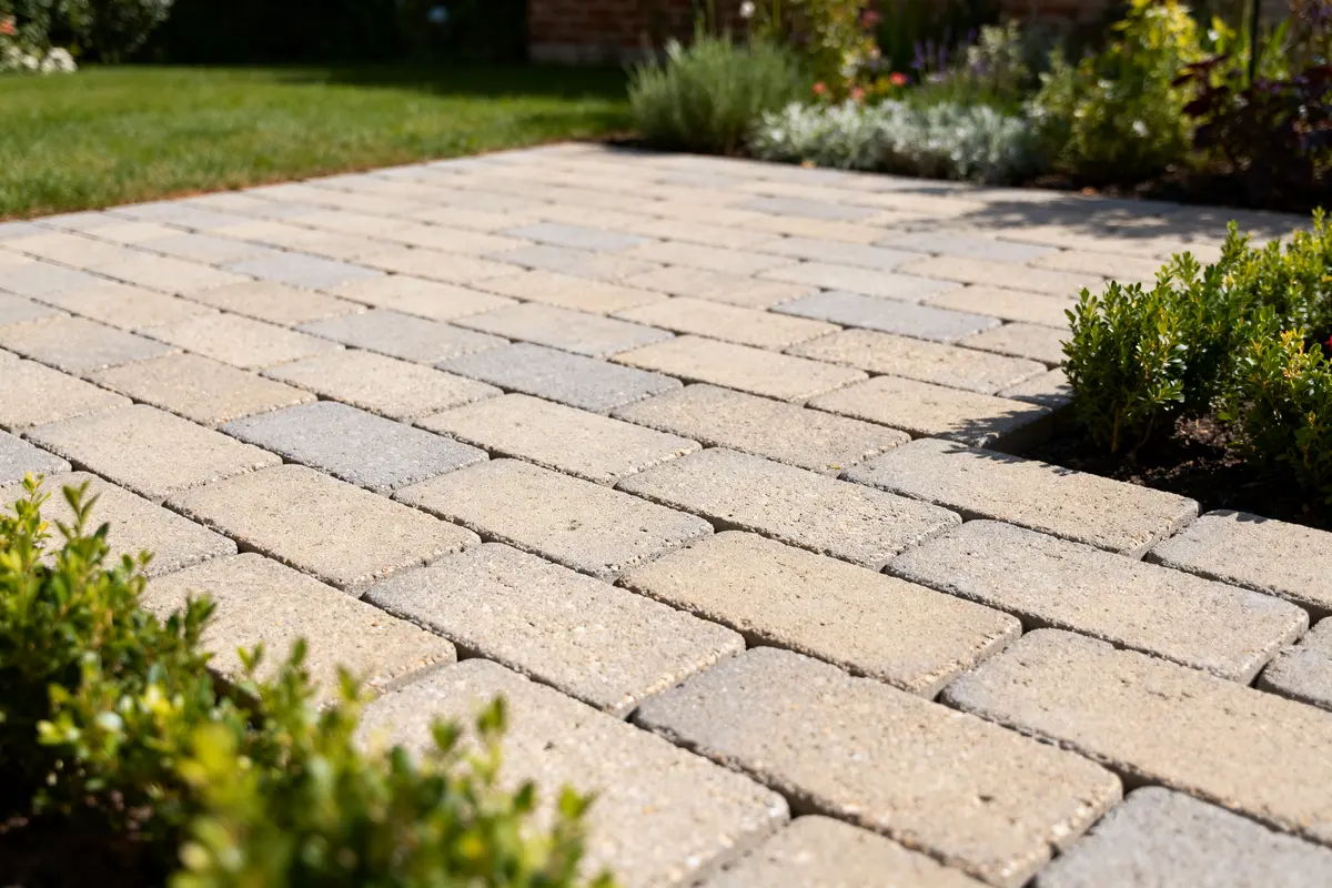Pavé autobloquant : prix, pose et conseils pour terrasse béton