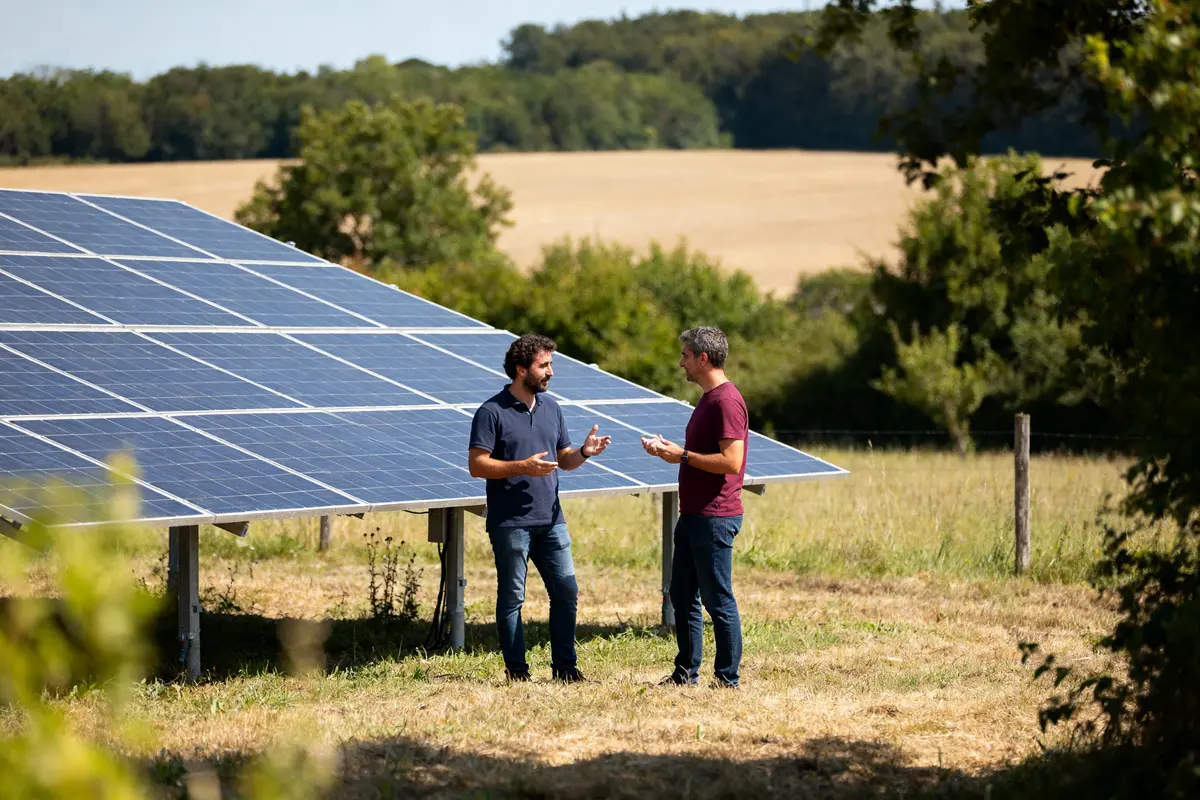 pexels-michal-pech-213601-757318 (1) Deux hommes discutent devant un panneau solaire sur coénergie et covalence.