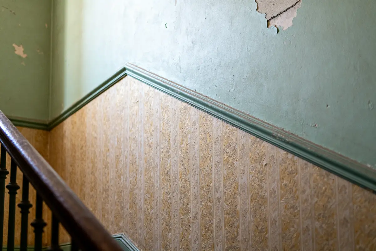 Habillage d’un mur de cage d’escalier : idées déco & astuces ?