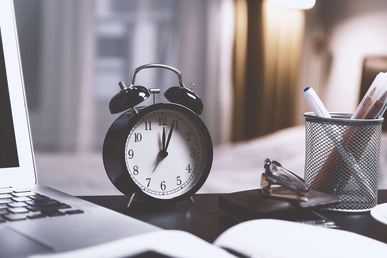 Aménager un bureau dans une chambre : astuces et inspirations pour créer un espace de travail pratique